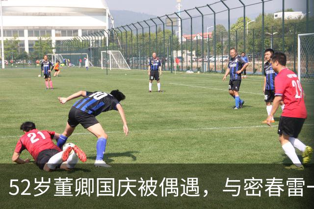 52岁董卿国庆被偶遇，与密春雷一家逛美术馆，，穿搭早年穿过的单品